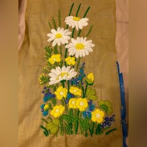 Vintage crewel work, Columbia Minerva, Erica Wilson, large panel daisies 1972